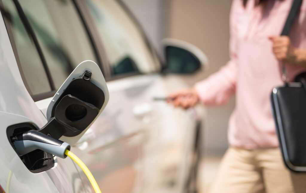 Workplace charging could entice 50% of new car buyers. Image: 3ti.