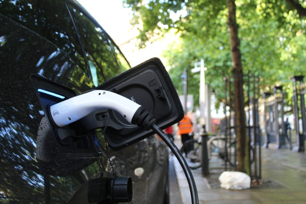Off-peak kerbside EV charging costs drop by 10% in one month, says AA. Image: Unsplash.