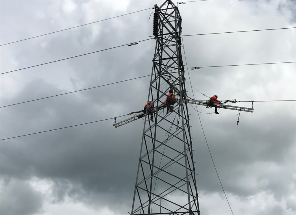 Installation of the Smart Wires technology. Image: UKPN