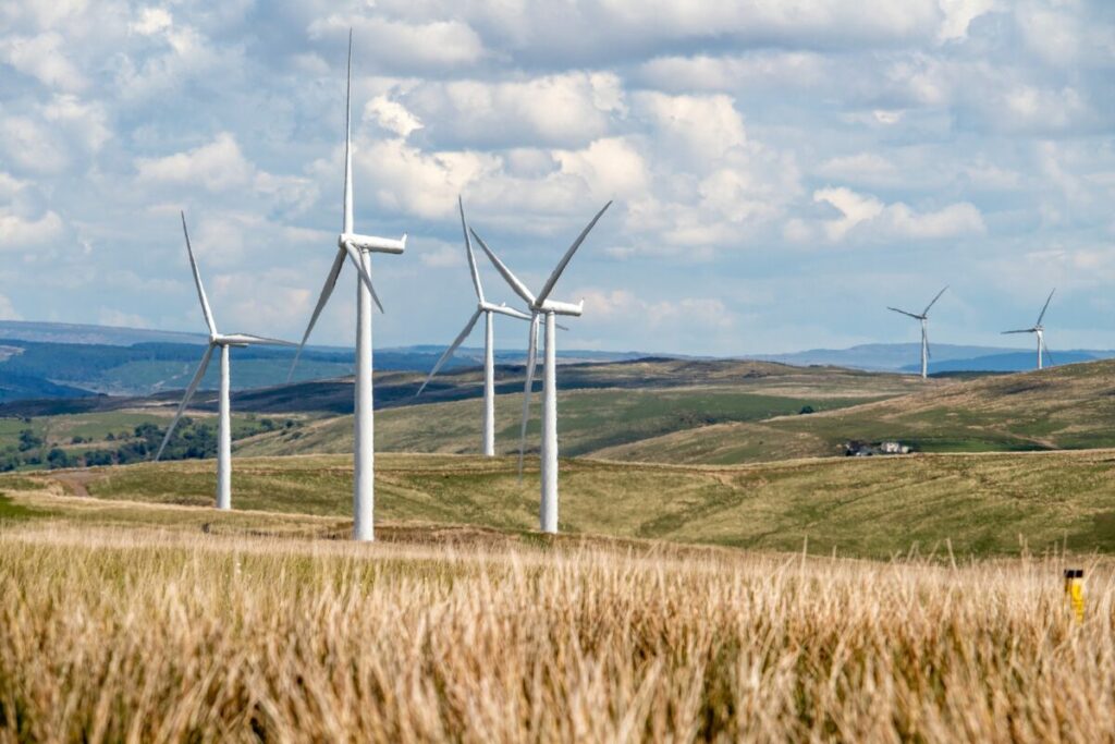UK gov lifts ‘de facto’ ban on onshore wind farms. Image: Ed White (Pixabay).