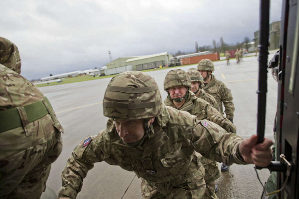 Royal Air Force Reservists from 606 (Chiltern) Squadron based at RAF Benson embarking a Puma helicopter during a training weekend at the base. Image: Wikimedia Commons.