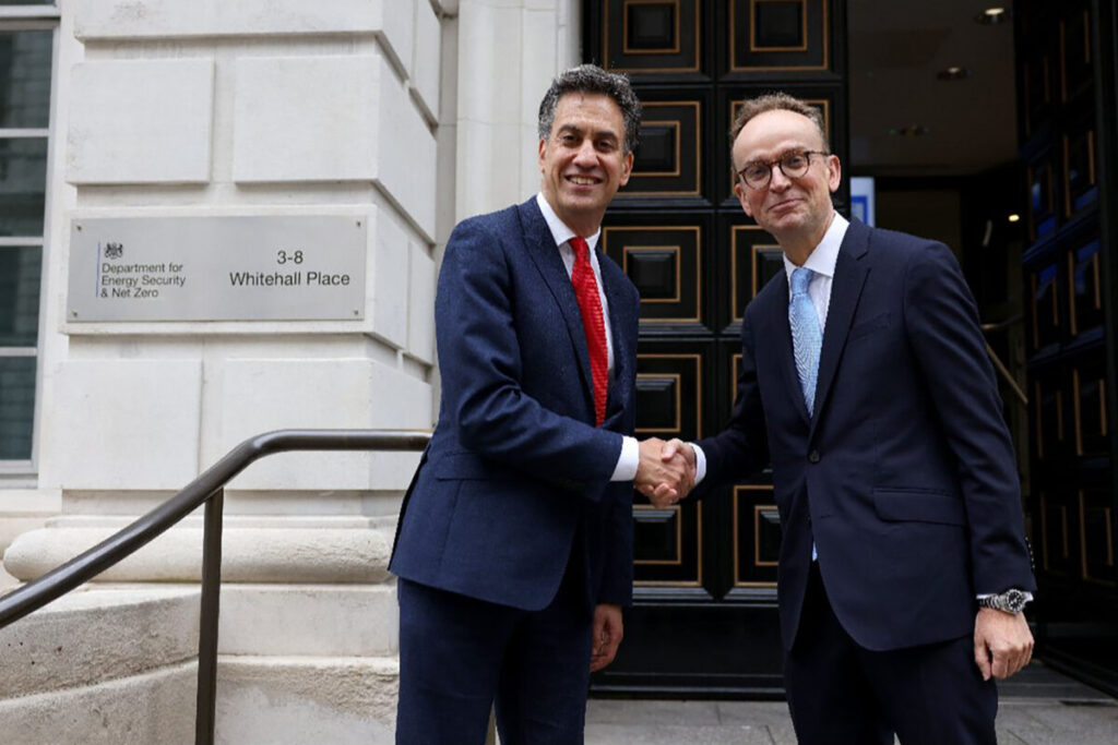 Ed miliband meets civil servant outside the department for energy and net zero