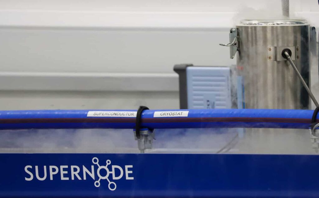a blue cable surrounded by fog, labeled Superconductor and Cryostat