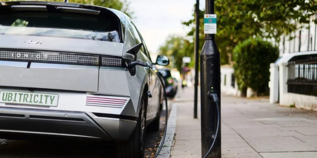 An EV plugged into a lamppost to charge