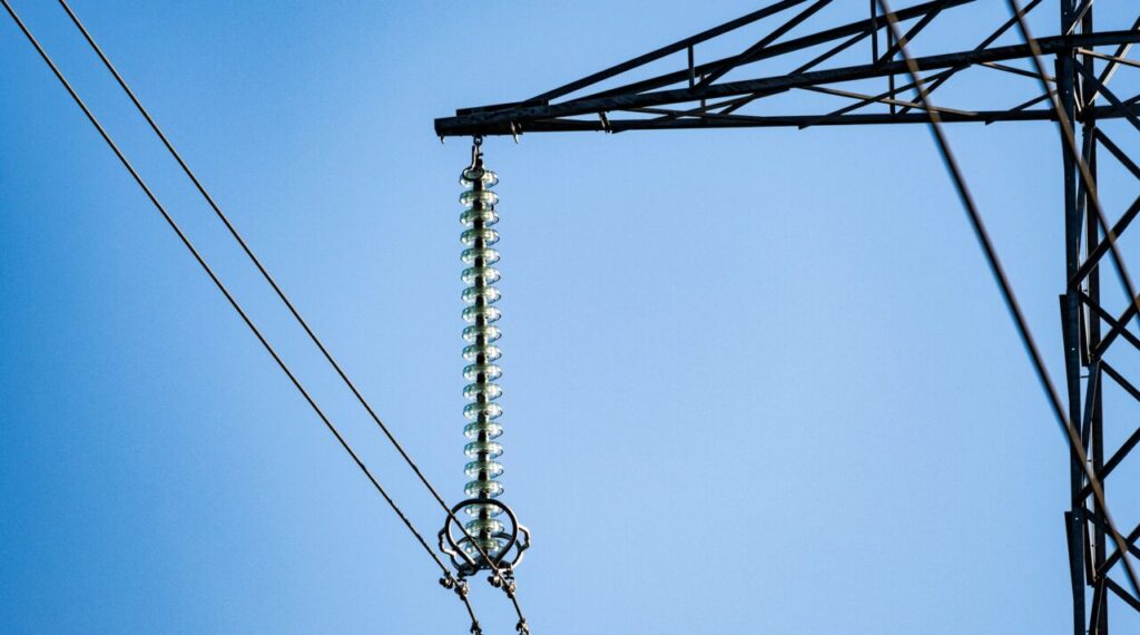 a close up of the top of a pylon