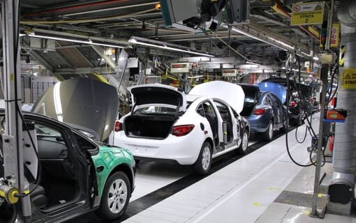 1024px-002_Production_line_-_car_assembly_line_in_General_Motors_Manufacturing_Poland_-_Gliwice,_Poland