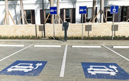 1024px-BID_EV_charging_station_Gazcue_SDQ_01_2020_2213