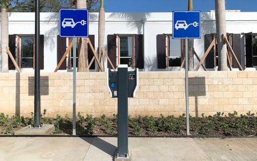 1024px-BID_EV_charging_station_Gazcue_SDQ_01_2020_2214 (1)