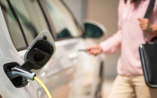 Workplace charging could entice 50% of new car buyers. Image: 3ti.