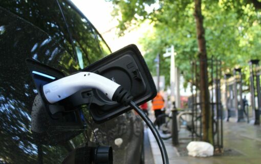 Off-peak kerbside EV charging costs drop by 10% in one month, says AA. Image: Unsplash.