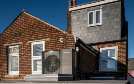 Heat pumps must be a standard within all new homes. Image: Ketcgum.