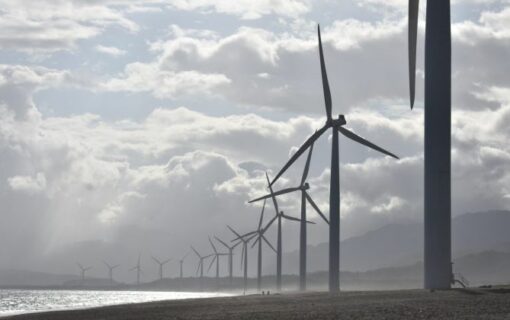 Wind_turbines_on_beach_-_credit_Jem_Sanchez_Pexels_750_420_80_s_c1