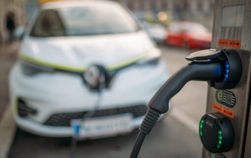 ev-charging-evs-on-street-charger-Image-Ivan-Radic-flickr (1)