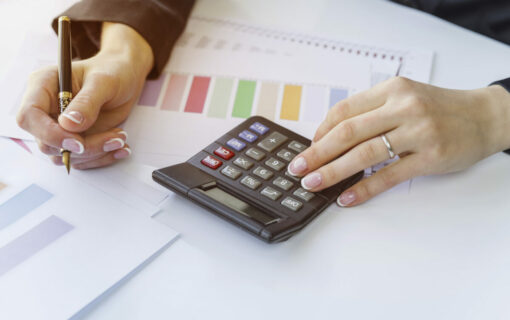 Person calculating energy bills. Image: Freepik