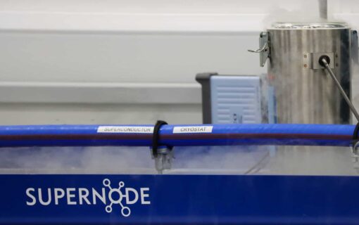 a blue cable surrounded by fog, labeled Superconductor and Cryostat