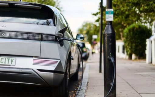 An EV plugged into a lamppost to charge
